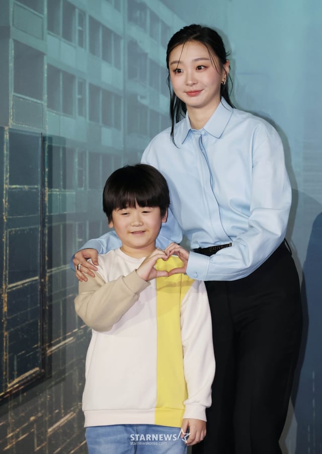 배우 김다미, 권은성이 16일 오전 서울 CGV용산아이파크몰에서 진행된 넷플릭스 오리지널 영화 '대홍수'(감독 김병우) 제작발표회에 참석해 포즈를 취하고 있다. 대홍수가 덮친 지구의 마지막 날, 인류가 살아남을 수 있는 마지막 희망을 건 이들이 물에 잠겨가는 아파트 속에서 벌이는 사투를 그린 SF 재난 블록버스터 '대홍수'는 오는 19일 공개된다. /2025.12.19 /사진=이동훈 photoguy@