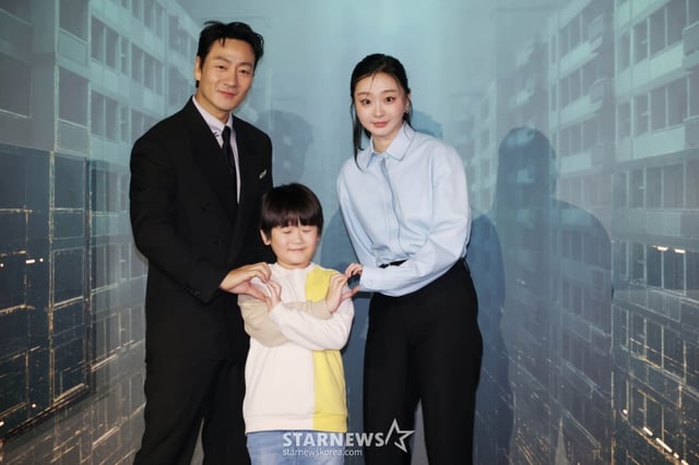 배우 박해수, 김다미, 권은성이 16일 오전 서울 CGV용산아이파크몰에서 진행된 넷플릭스 오리지널 영화 '대홍수'(감독 김병우) 제작발표회에 참석해 포즈를 취하고 있다. 대홍수가 덮친 지구의 마지막 날, 인류가 살아남을 수 있는 마지막 희망을 건 이들이 물에 잠겨가는 아파트 속에서 벌이는 사투를 그린 SF 재난 블록버스터 '대홍수'는 오는 19일 공개된다. /2025.12.19 /사진=이동훈 photoguy@