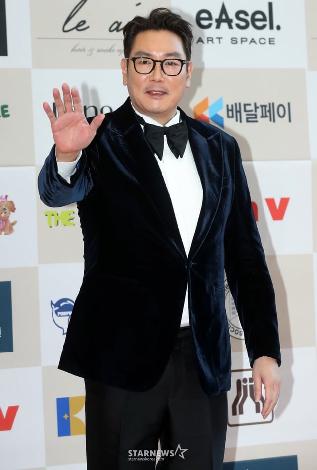 배우 조진웅이 18일 오후 서울 강남구 논현동 건설회관에서 진행된 '제44회 황금촬영상' 시상식에 참석해 포즈를 취하고 있다. 2024.11.18 /사진=김창현 chmt@