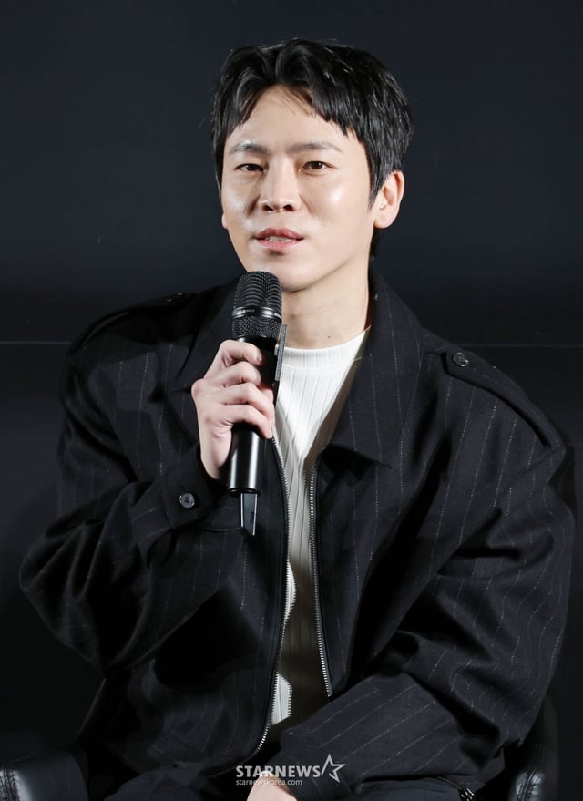 배우 이재균이 16일 오후 서울 강남구 메가박스 코엑스에서 진행된 영화 '프로젝트 Y'(감독 이환) 제작보고회에 참석해 질문에 답하고 있다.  화려한 도시 그 한가운데에서 다른 내일을 꿈꾸며 살아가던 미선과 도경이 인생의 벼랑 끝에서 검은 돈과 금괴를 훔치면서 벌어지는 이야기를 그린 영화 '프로젝트 Y’는 2026년 1월 16일 개봉한다. /2025.12.16 /사진=이동훈 photoguy@