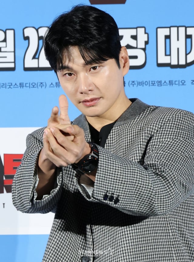(서울=뉴스1) 권현진 기자 = 배우 이이경이 27일 서울 용산구 CGV 용산점에서 열린 영화 '히트맨2' 제작보고회에 참석해 포즈를 취하고 있다. '히트맨2'는 대히트 흥행 작가에서 순식간에 '뇌절작가'로 전락한 '준'(권상우 분)이 야심차게 선보인 신작 웹툰을 모방한 테러가 발생하고, 하루아침에 범인으로 몰리면서 벌어지는 코믹 액션 영화이다. 2024.12.27/뉴스1 Copyright © 뉴스1. All rights reserved. 무단 전재 및 재배포, AI학습 이용 금지. /사진=(서울=뉴스1) 권현진 기자