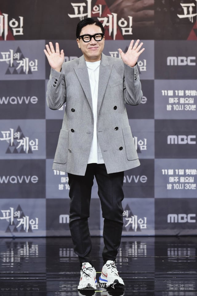가수 이상민이 1일 오후 온라인 생중계로 진행된 MBC 새 예능 '피의 게임' 제작발표회에 참석해 포즈를 취하고 있다. 배신, 거짓, 음모 등 어떤 수단을 써서라도 살아남아야 하는 치열하고 처절한 생존 서바이벌 '피의 게임'은 오늘(1일) 첫 방송된다. /사진제공=MBC 2021.11.01