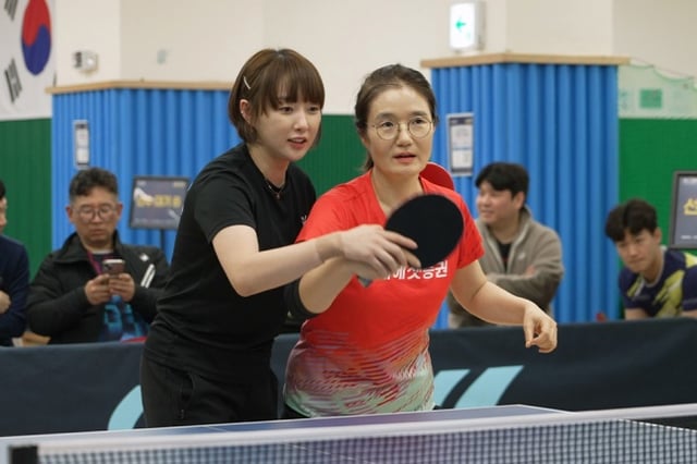서효원 현 한국 탁구 여자국가대표팀 코치(왼쪽)가 2025 탁구 디비전리그 플레이 위드 스타 행사에서 디비전리그 참가자에게 원포인트 레슨을 하고 있다. /사진=대한탁구협회 제공