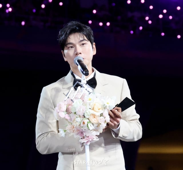 AAA 베스트 초이스 이이경이 6일 대만 가오슝 내셔널 스타디움에서 진행된 스타뉴스 주최 '10주년 아시아 아티스트 어워즈 2025(10th Anniversary Asia Artist Awards 2025, '10주년 AAA 2025')에서 수상소감을 전하고 있다.  /사진=강영조 cameratalks@