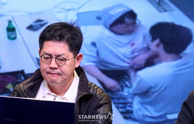 황성우 스파이어엔터테인먼트 대표가 19일 오후 서울 강남구 논현동 성암아트센터에서 그룹 오메가엑스의 전 소속사 스파이어엔터테인먼트 강성희 전 대표 '강제 추행' 사건 진상 규명 기자회견을 갖고 있다. 스파이어엔터테인먼트 측은 전 대표 강모씨가 그룹 오메가엑스에게 강제 추행을 당했다고 주장하고 있다. /사진=스타뉴스