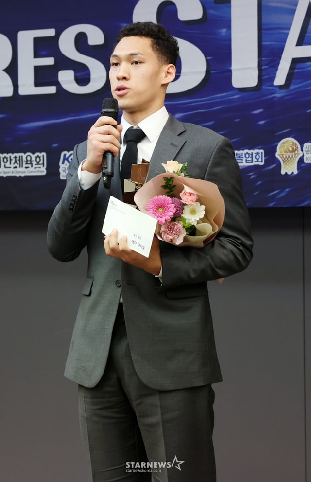 농구 부문 대상 수상자 에디 다니엘(용산고3·서울 SK)이 지난달 24일 서울 중구 프레스센터에서 진행된 '2025 퓨처스 스타대상' 시상식에 참석해 수상한 뒤 수상소감을 전하고 있다. /사진=김휘선 기자