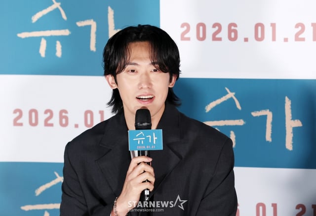 배우 민진웅이 18일 서울 용산구 CGV 용산아이파크몰에서 진행된 영화 '슈가'(감독 최신춘) 제작보고회에 참석해 인사말을 하고 있다. /025.12.18 /사진=김휘선 hwijpg@