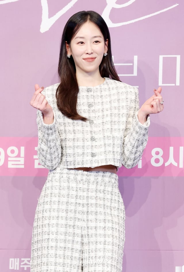 배우 서현진이 18일 서울 구로구 더링크서울 트리뷰트포트폴리오 호텔에서 열린 JTBC 새 금요시리즈 '러브 미' 제작발표회에 참석해 포즈를 취하고 있다. /2025.12.18 /사진=김휘선 hwijpg@
