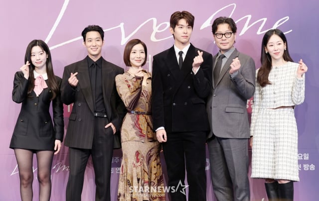 배우 다현, 장률, 윤세아, 이시우, 유재명, 서현진이 18일 서울 구로구 더링크서울 트리뷰트포트폴리오 호텔에서 열린 JTBC 새 금요시리즈 '러브 미' 제작발표회에 참석해 포즈를 취하고 있다. /2025.12.18 /사진=김휘선 hwijpg@
