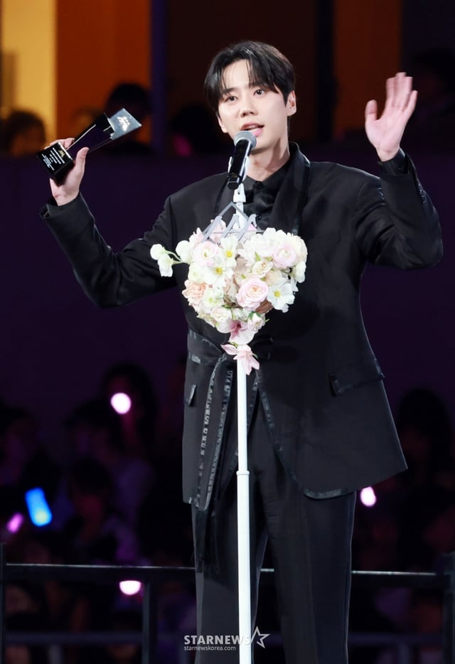 배우 이준영이 6일 대만 가오슝 내셔널 스타디움에서 진행된 스타뉴스 주최 '10주년 아시아 아티스트 어워즈 2025(10th Anniversary Asia Artist Awards 2025, '10주년 AAA 2025')에서 AAA 베스트엑터 상 수상소감을 전하고 있다. 12월 6일~7일 양일에 걸쳐 가오슝 내셔널 스타디움에서 펼쳐지는 '10주년 아시아 아티스트 어워즈 2025(10th Anniversary Asia Artist Awards 2025, '10주년 AAA 2025')'와 페스타 'ACON 2025'는 MTN(머니투데이방송)과 위버스(Weverse)를 통해 각각 TV와 온라인 스트리밍으로 생중계 된다. 2025.12.06 /사진=임성균 tjdrbs23@