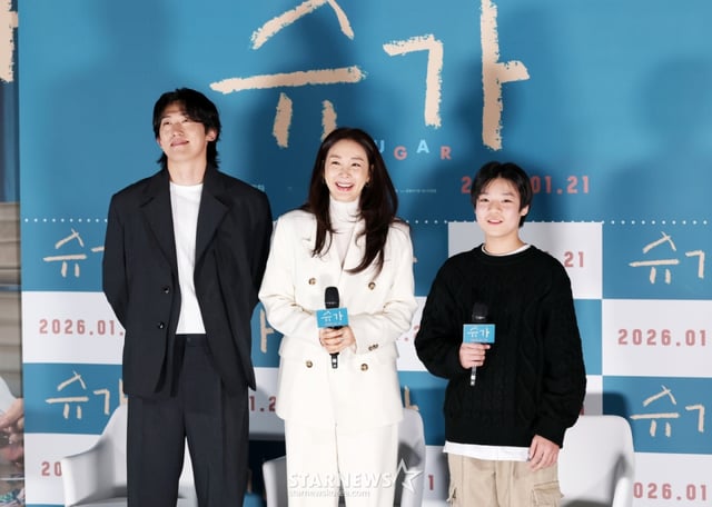 배우 민진웅, 최지우, 고동하가 18일 서울 용산구 CGV 용산아이파크몰에서 진행된 영화 '슈가'(감독 최신춘) 제작보고회에 참석해 인사를 하고 있다. /025.12.18 /사진=김휘선 hwijpg@