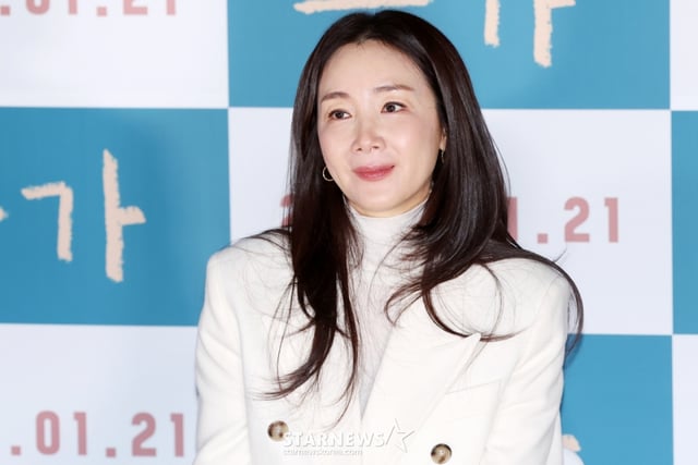 배우 최지우가 18일 서울 용산구 CGV 용산아이파크몰에서 진행된 영화 '슈가'(감독 최신춘) 제작보고회에 참석해 질의응답을 하고 있다. /025.12.18 /사진=김휘선 hwijpg@