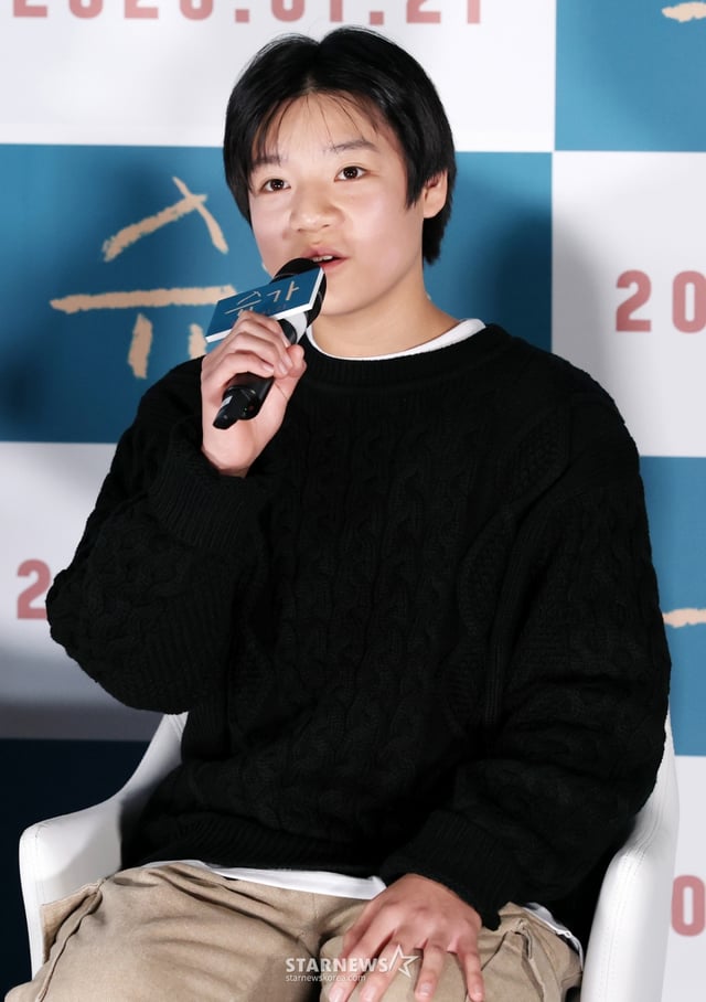 배우 고동하가 18일 서울 용산구 CGV 용산아이파크몰에서 진행된 영화 '슈가'(감독 최신춘) 제작보고회에 참석해 인사말을 하고 있다. /025.12.18 /사진=김휘선 hwijpg@