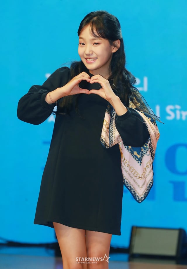 가수 김태연이 15일 오전 서울 강남구 일지아트홀에서 진행된 새 디지털 싱글 앨범 '힘내세요!' 발매기념 쇼케이스에서 포즈를 취하고 있다. 타이틀곡 '수고했어요 오늘도'는 각자의 자리에서 하루를 열심히 살아내고 있는 대중들에게 김태연이 건네는 안부와 따뜻한 위로를 담은 트로트 곡이다. /2022.09.15