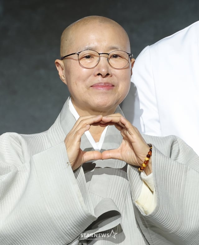 (서울=뉴스1) 권현진 기자 = 선재스님이 17일 오전 서울 종로구 JW메리어트동대문스퀘어에서 열린 넷플릭스 예능 '흑백요리사: 요리 계급 전쟁2'(이하 '흑백요리사2') 제작발표회에 참석해 포즈를 취하고 있다. '흑백요리사2'는 오직 맛으로 계급을 뒤집으려는 재야의 고수 '흑수저' 셰프들과 이를 지키려는 대한민국 최고 수준의 스타 셰프 '백수저'들이 펼치는 요리 서바이벌 예능이다. 2025.12.17/뉴스1 Copyright © 뉴스1. All rights reserved. 무단 전재 및 재배포, AI학습 이용 금지. /사진=(서울=뉴스1) 권현진 기자