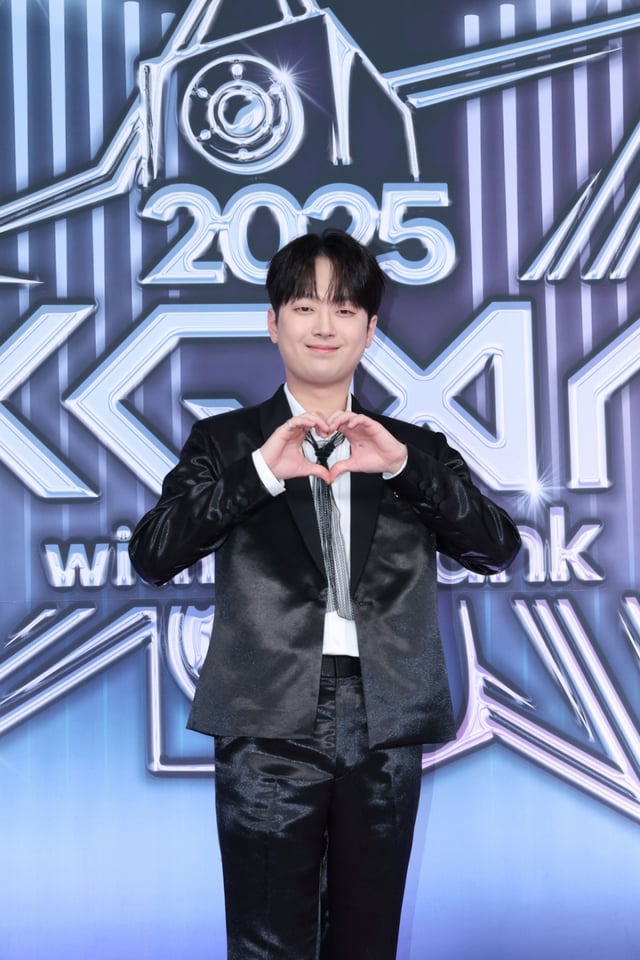 [서울=뉴시스] 정병혁 기자 = 이찬원이 14일 인천 영종도 인스파이어아레나에서 열린 '2025KGMA' 시상식 레드카펫에서 포즈를 취하고 있다. (사진=KGMA 조직위원회 제공) 2025.11.14. photo@newsis.com *재판매 및 DB 금지 /사진=