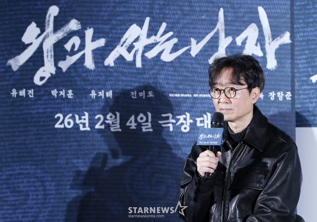 장항준 감독이 19일 서울 용산구 CGV 아이파크몰에서 진행된 영화 '왕과 사는 남자(감독 장항준)' 제작보고회에 참석해 질의응답을 하고 있다. /2025.12.19 /사진=김휘선 hwijpg@