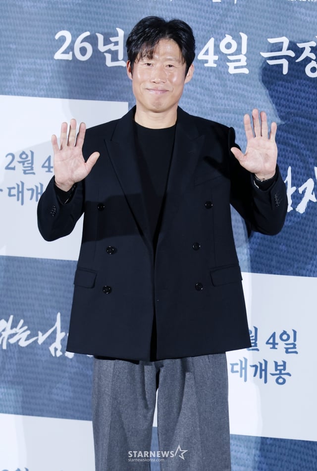 배우 유해진이 19일 서울 용산구 CGV 아이파크몰에서 진행된 영화 '왕과 사는 남자(감독 장항준)' 제작보고회에 참석해 포즈를 취하고 있다. /2025.12.19 /사진=김휘선 hwijpg@