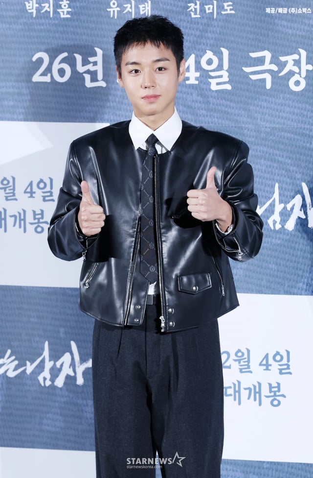 배우 박지훈이 19일 서울 용산구 CGV 아이파크몰에서 진행된 영화 '왕과 사는 남자(감독 장항준)' 제작보고회에 참석해 포즈를 취하고 있다. /2025.12.19 /사진=김휘선 hwijpg@