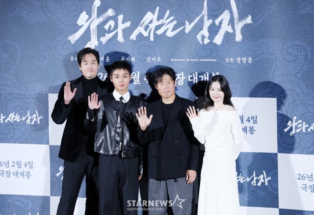 배우 유지태, 박지훈, 유해진, 전미도가 19일 서울 용산구 CGV 아이파크몰에서 진행된 영화 '왕과 사는 남자(감독 장항준)' 제작보고회에 참석해 포즈를 취하고 있다. /2025.12.19 /사진=김휘선 hwijpg@