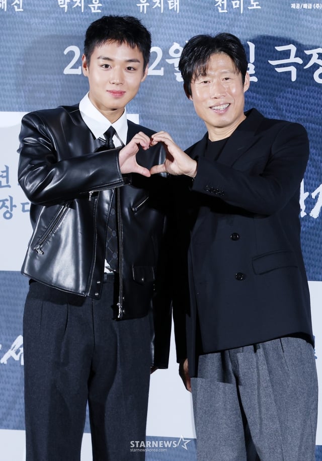 배우 박지훈, 유해진이 19일 서울 용산구 CGV 아이파크몰에서 진행된 영화 '왕과 사는 남자(감독 장항준)' 제작보고회에 참석해 포즈를 취하고 있다. /2025.12.19 /사진=김휘선 hwijpg@