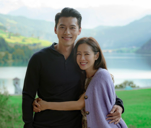 왼쪽부터 현빈, 손예진 부부 /사진=tvN