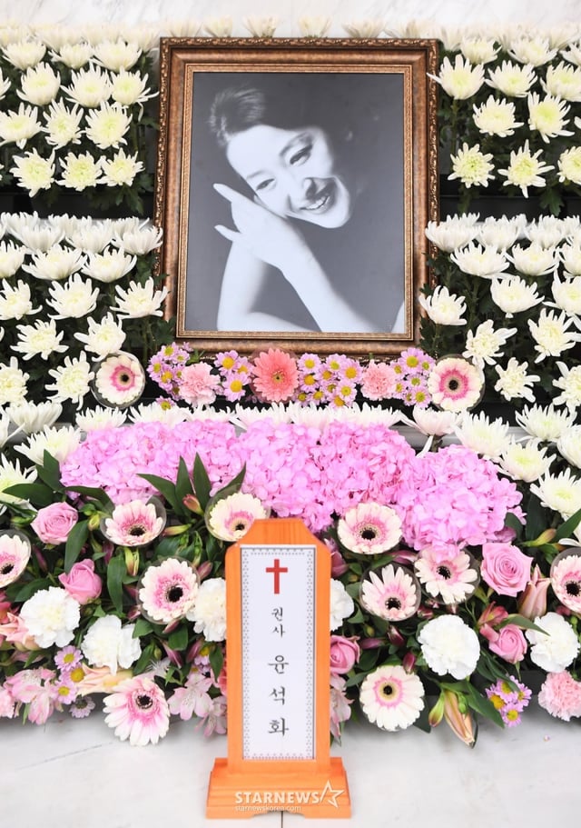 [서울=뉴시스] 사진공동취재단 = 19일 서울 신촌 세브란스병원 장례식장에 배우 윤석화의 빈소가 마련돼 있다. 2025.12.19. photo@newsis.com /사진=김혜진