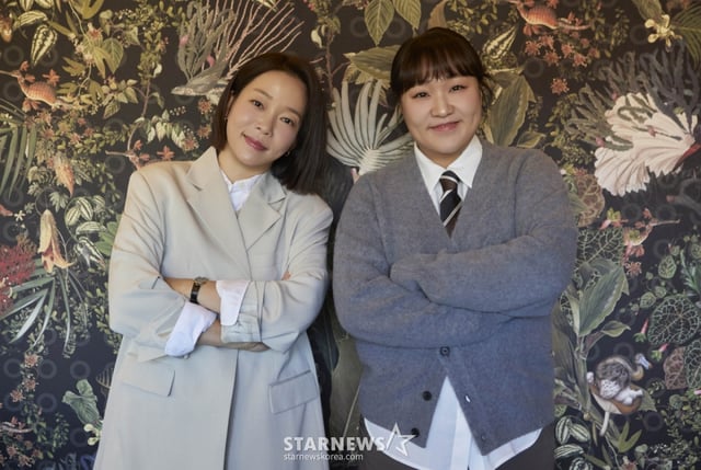 쿠팡플레이 '자매다방' 정이랑, 이수지가 9일 진행된 라운드 인터뷰를 위해 포즈를 취하고 있다. /사진제공=쿠팡플레이 2025.12.09 /사진=이동훈 photoguy@