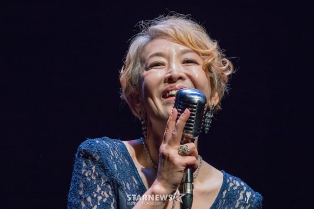(서울=뉴스1) = 1세대 연극 스타인 배우 윤석화 씨가 19일 서울 신촌세브란스병원에서 향년 69세를 일기로 별세했다. 사진은 2019년 5월 '딸에 보내는 편지' 제작발표회에서 노래 부르는 배우 윤석화. (뉴스1 DB) 2025.12.19/뉴스1  Copyright © 뉴스1. All rights reserved. 무단 전재 및 재배포,  AI학습 이용 금지. /사진=(서울=뉴스1)