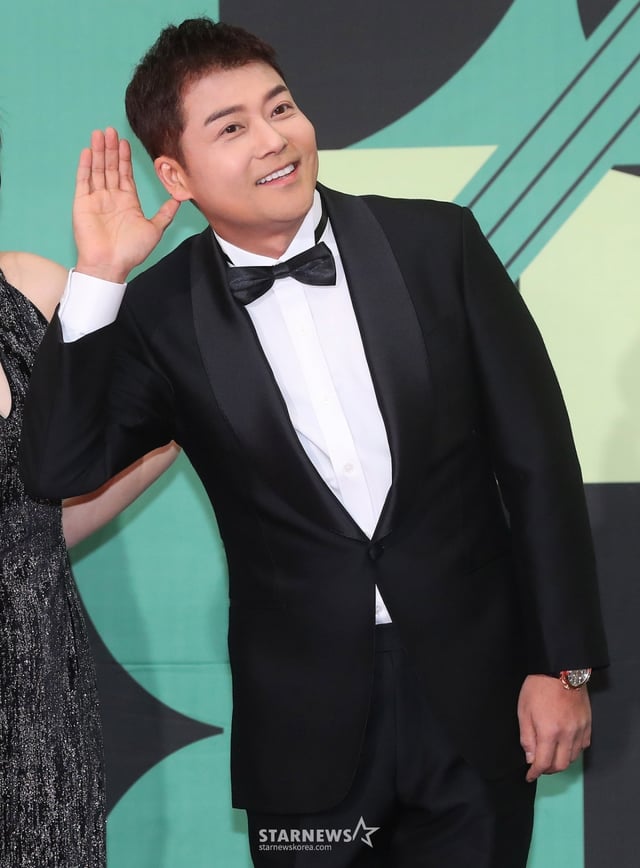 방송인 전현무가 23일 오후 서울 영등포구 여의도동 KBS 신관홀에서 진행된 '2023 KBS 연예대상' 레드카펫에 참석해 포즈를 취하고 있다. 2023.12.23 /사진=김창현