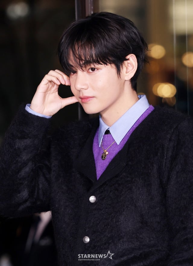 그룹 BTS 뷔가 17일 서울 강남구 럭셔리 브랜드 셀린느 청담 플래그십 매장에서 포즈를 취하고 있다. /2025.12.17 /사진=김휘선 hwijpg@