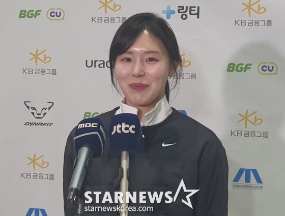 김아랑이 지난 20일 오후 경기 고양시 덕양구 고양어울림누리 얼음마루에서 열린 은퇴식에서 기념 촬영하고 있다./사진=박재호 기자