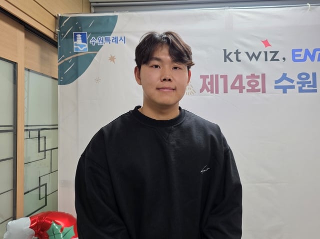 KT 소형준이 19일 수원시청 대강당에서 열린 2025 수원 사랑의 산타 행사에 참가해 스타뉴스와 인터뷰에 응했다. /사진=김동윤 기자