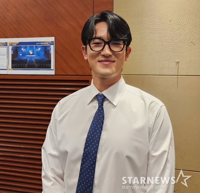 KT 고영표가 지난달 24일 서울 롯데호텔 월드 크리스탈볼룸에서 열린 '2025 신한 SOL 뱅크 KBO 시상식'에서 투수 부문 수비상을 수상한 후 인터뷰하고 있다. /사진=김동윤 기자