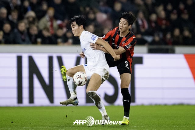 유럽축구연맹(UEFA) 유로파리그 KRC 헹크전에서 오현규(왼쪽)와 볼 경합을 펼치고 있는 FC미트윌란 이한범. /AFPBBNews=뉴스1