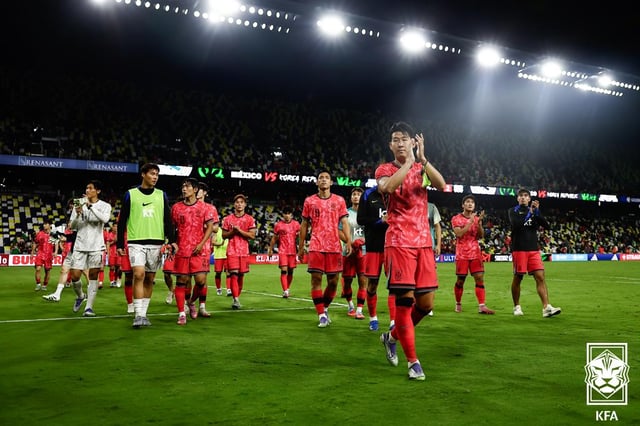 지난 9월 미국에서 열린 멕시코와의 축구 국가대표팀 평가전 2-2 무승부 이후 팬들에게 인사하고 있는 대표팀 선수들. /사진=대한축구협회 제공