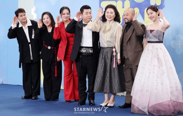 (왼쪽부터) 방송인 전현무, 김숙, 정지선, 정호영. 이순실 ,데이비드 리, 엄지인이 20일 서울 영등포구 KBS홀에서 진행된 '2025 KBS 연예대상' 시상식에 참석해 포즈를 취하고 있다. /2025.12.20 /사진=김휘선 hwijpg@