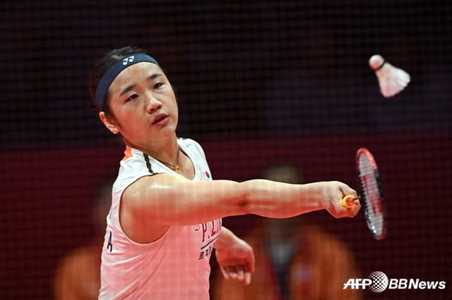 BWF 월드투어 파이널스 조별리그에서 상대 공격을 받아내는 안세영. /AFPBBNews=뉴스1