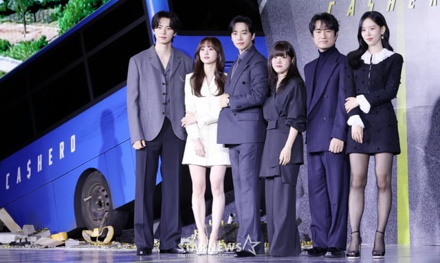 배우 이채민, 김혜준, 이준호, 김향기, 김병철, 강한나가 22일 서울 강남구 웨스틴서울 파르나스에서 진행된 넷플릭스 '캐셔로' 제작발표회에 참석해 포즈를 취하고 있다. /2025.12.22 /사진=김휘선 hwijpg@