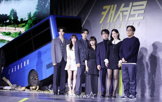 배우 이채민, 김혜준, 이준호, 김향기, 김병철, 강한나, 이창민 감독이 22일 서울 강남구 웨스틴서울 파르나스에서 진행된 넷플릭스 '캐셔로' 제작발표회에 참석해 포즈를 취하고 있다. /2025.12.22 /사진=김휘선 hwijpg@