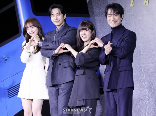 배우 김혜준, 이준호, 김향기, 김병철이 22일 서울 강남구 웨스틴서울 파르나스에서 진행된 넷플릭스 '캐셔로' 제작발표회에 참석해 포즈를 취하고 있다. /2025.12.22 /사진=김휘선 hwijpg@