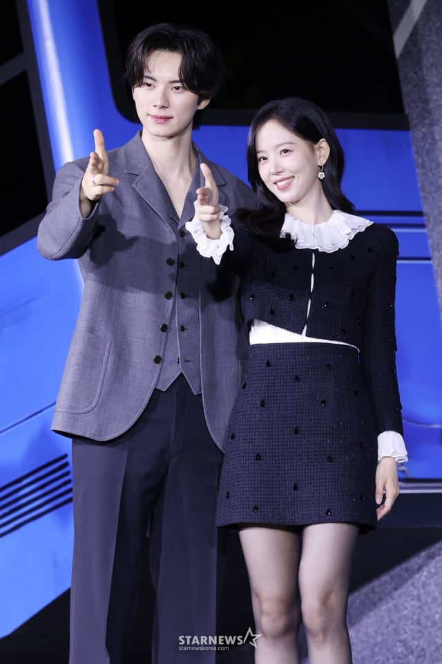 배우 이채민, 강한나가 22일 서울 강남구 웨스틴서울 파르나스에서 진행된 넷플릭스 '캐셔로' 제작발표회에 참석해 포즈를 취하고 있다. /2025.12.22 /사진=김휘선 hwijpg@