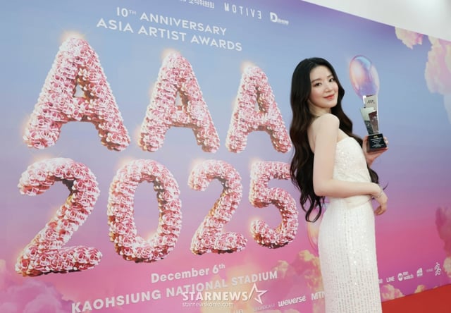 아이들 슈화가 6일 가오슝 내셔널 스타디움에서 진행된 스타뉴스 주최 '10주년 아시아 아티스트 어워즈 2025(10th Anniversary Asia Artist Awards 2025, '10주년 AAA 2025')에서 베스트 초이스상을 수상한 뒤 포즈를 취하고 있다. 12월 6일~7일 양일에 걸쳐 가오슝 내셔널 스타디움에서 펼쳐지는 '10주년 아시아 아티스트 어워즈 2025(10th Anniversary Asia Artist Awards 2025, '10주년 AAA 2025')'와 페스타 'ACON 2025'는 MTN(머니투데이방송)과 위버스(Weverse)를 통해 각각 TV와 온라인 스트리밍으로 생중계 된다. /2025.12.06 /사진=이동훈 photoguy@