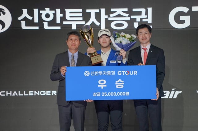 '2025 신한투자증권 GTOUR 챔피언십' 시상식에서 (왼쪽부터)골프존 박강수 대표, 챔피언십 우승자 이준희, 신한투자증권 자산관리 영업본부 박세현 본부장이 기념사진을 촬영하고 있다