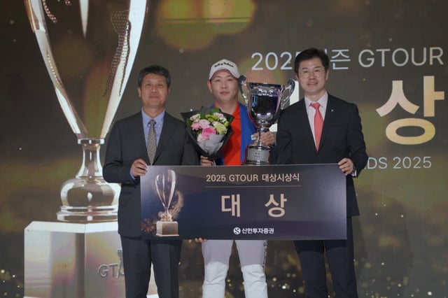 '2025 신한투자증권 GTOUR 챔피언십' 대상시상식에서 (왼쪽부터)골프존 박강수 대표, 25시즌 대상 이용희, 신한투자증권 자산관리 영업본부 박세현 본부장이 기념사진을 촬영하고 있다