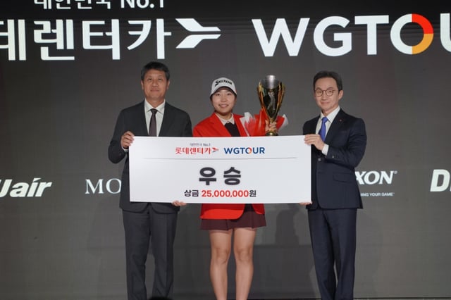 ‘롯데렌터카 WGTOUR 챔피언십’ 시상식에서 (왼쪽부터)골프존 박강수 대표, 챔피언십 우승자 박단유, 롯데렌탈 주식회사 조근행 상무가 기념촬영을 하고 있다
