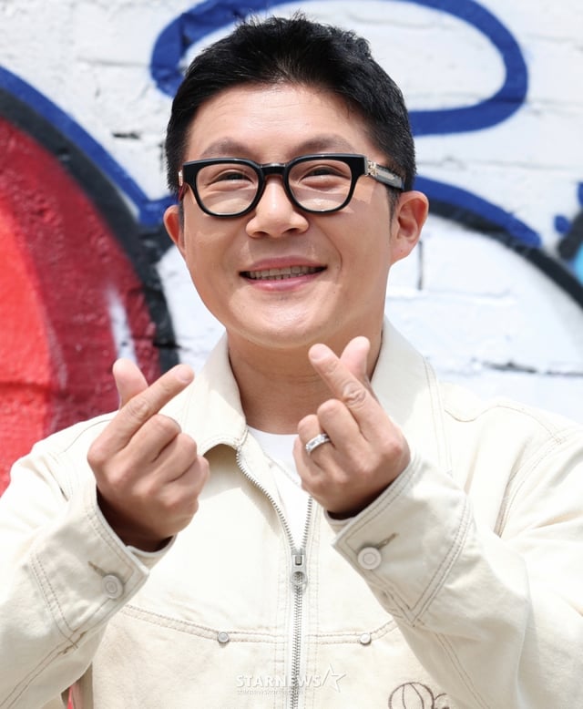 (서울=뉴스1) 권현진 기자 = 방송인 조세호가 17일 서울 성동구 NBA 서울 플래그십 스토어에서 열린 오픈 행사에 참석해 포즈를 취하고 있다. 2025.4.17/뉴스1 Copyright © 뉴스1. All rights reserved. 무단 전재 및 재배포, AI학습 이용 금지. /사진=(서울=뉴스1) 권현진 기자