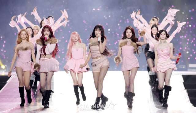 그룹 아이브가 6일 가오슝 내셔널 스타디움에서 진행된 스타뉴스 주최 '10주년 아시아 아티스트 어워즈 2025(10th Anniversary Asia Artist Awards 2025, '10주년 AAA 2025')에서 멋진 무대를 선보이고 있다. 12월 6일~7일 양일에 걸쳐 가오슝 내셔널 스타디움에서 펼쳐지는 '10주년 아시아 아티스트 어워즈 2025(10th Anniversary Asia Artist Awards 2025, '10주년 AAA 2025')'와 페스타 'ACON 2025'는 MTN(머니투데이방송)과 위버스(Weverse)를 통해 각각 TV와 온라인 스트리밍으로 생중계 된다. /2025.12.06 /사진=김휘선 hwijpg@