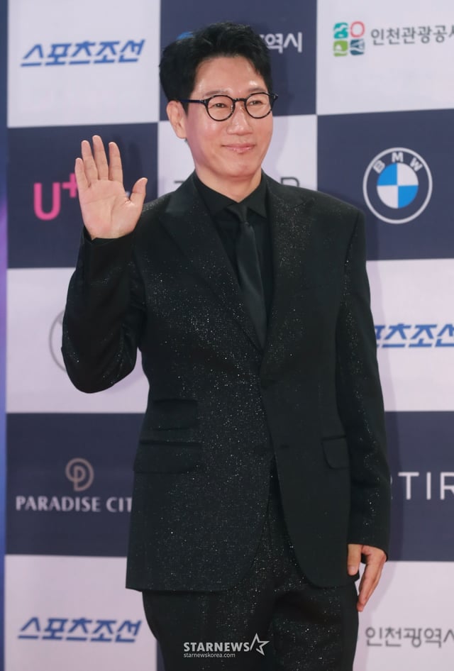 지석진이 19일 오후 인천 파라다이스 시티에서 진행된 제3회 청룡시리즈어워즈 레드카펫 행사에 참석해 포즈를 취하고 있다. /2024.07.19 /사진=이동훈