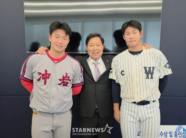 충암고 내야수 김건휘(왼쪽)와 이만수(가운데) 이사장, 그리고 원주고 이희성이 22일 서울 강남구 도곡동 한국야구회관 빌딩에서 열린 제9회 이만수 포수상 및 홈런상 시상식이 끝난 뒤 촬영에 임하고 있다. /사진=김우종 기자